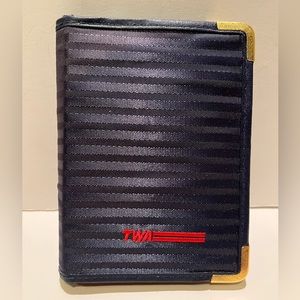 VINTAGE TWA ROYAL AMBASSADOR COLLECTIBLE ZIP AROUND NOTEBOOK.